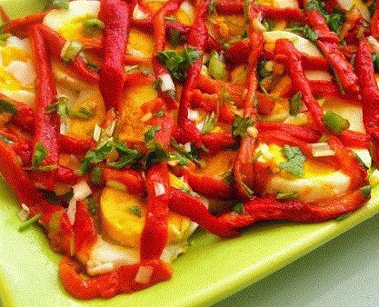 Kırmızı Biberli Yumurta Salatası